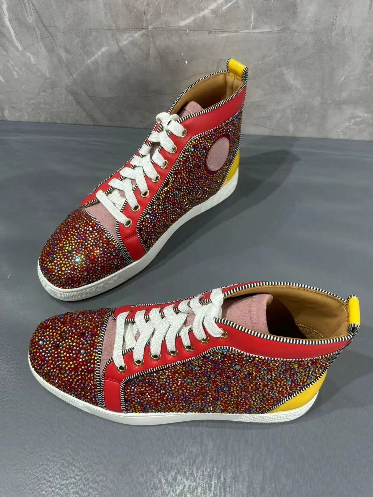 

Туфли на плоской подошве с круглым носком, украшенные стразами, одинаковые цвета, удобные повседневные спортивные весенние туфли на плоской подошве для пар