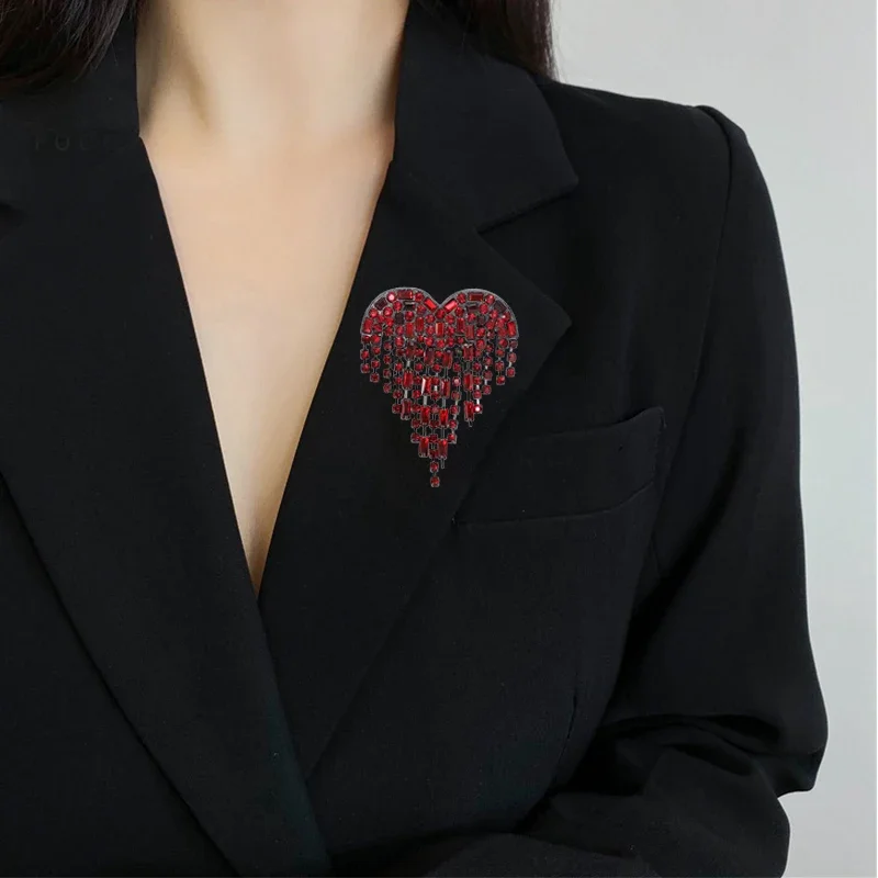 Dmari Designer Luxury Jewelry For Clothing Blood Black Rhinestone Heart Shape Lapel Pins Long Thread Tassel Brooch Women Brooch