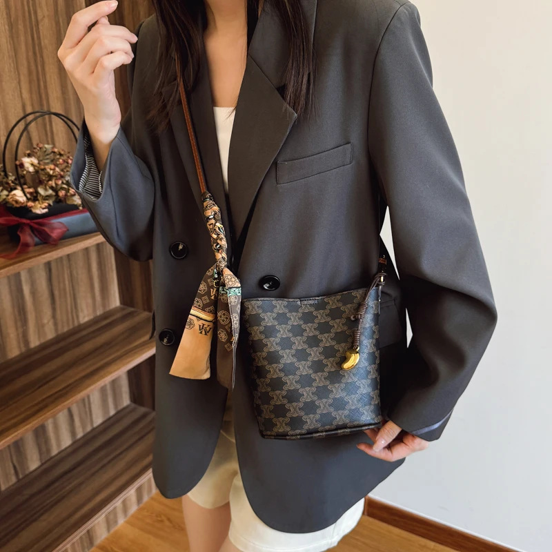 Elegant Luxury High-End Shopper Bag for Women with Large Capacity Commuter Friendly Solid Color and Trendy Fashion