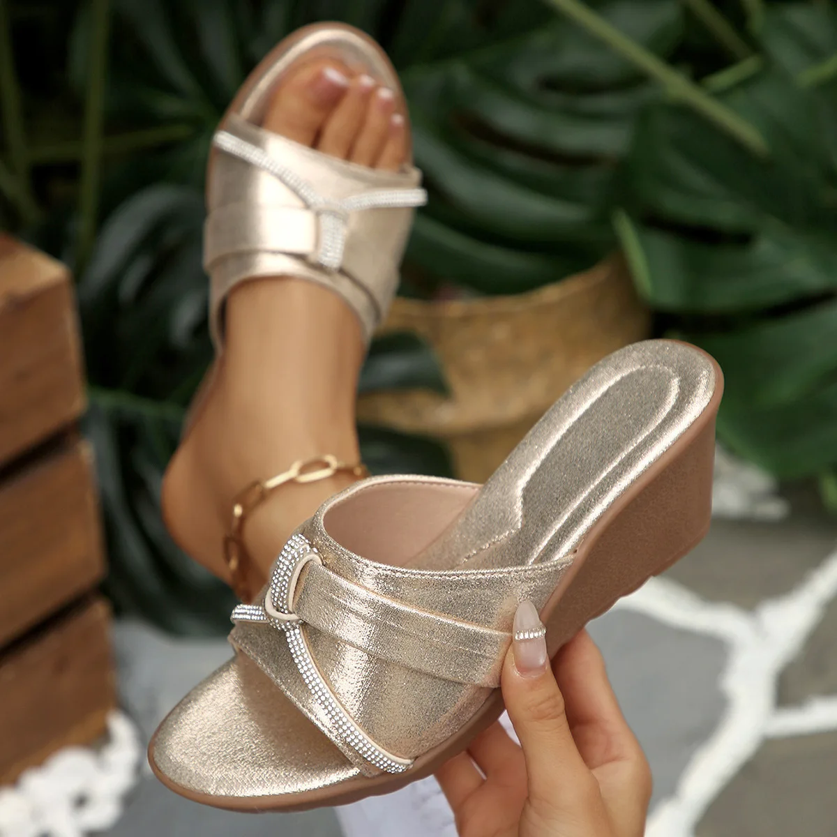 2026 Women's New Slope Heel Slippers for Women's Summer Thick Bottom Fish Mouth One line Drag Fashion Water Diamond Sandals