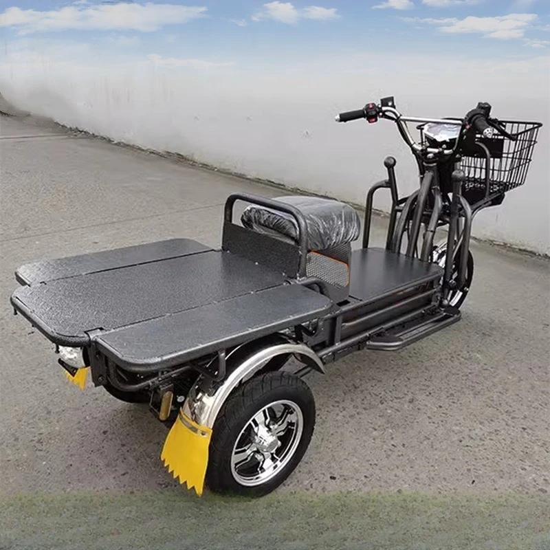 Adult running through the streets and alleys, tricycle without canopy, agricultural pulling goods, road bully, short-distance