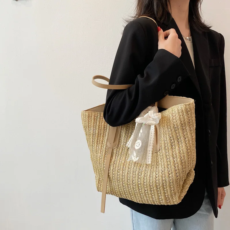 Borsa da donna estiva di grande capacità 2024 nuova edizione coreana borsa a tracolla semplice borsa da spiaggia da donna portatile intrecciata in erba di moda