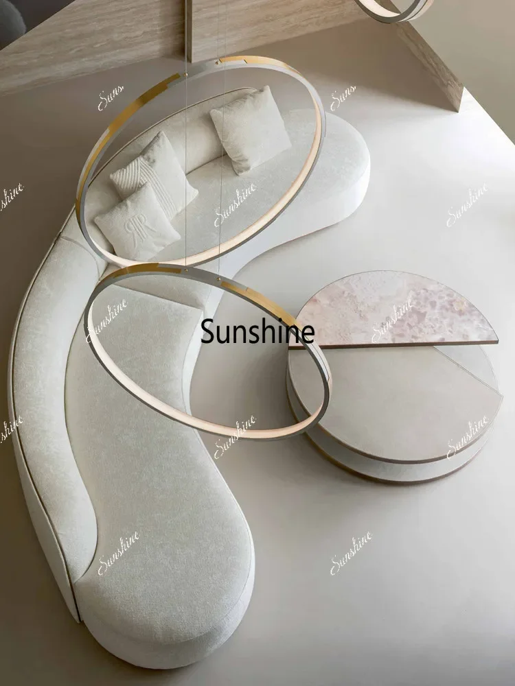 

Легкий роскошный мраморный журнальный столик для небольшой квартиры, интегрированный в гостиную, с элементами из нержавеющей стали.