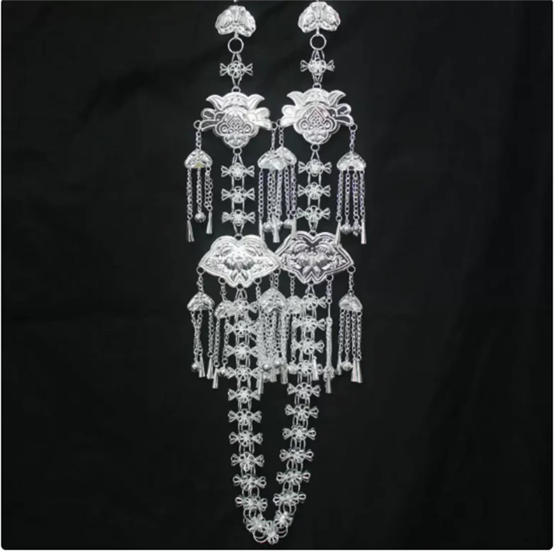 

Miao and Dong silver headwear, Miao women's clothing accessories, silver accessories, waist chains, necklaces, etc