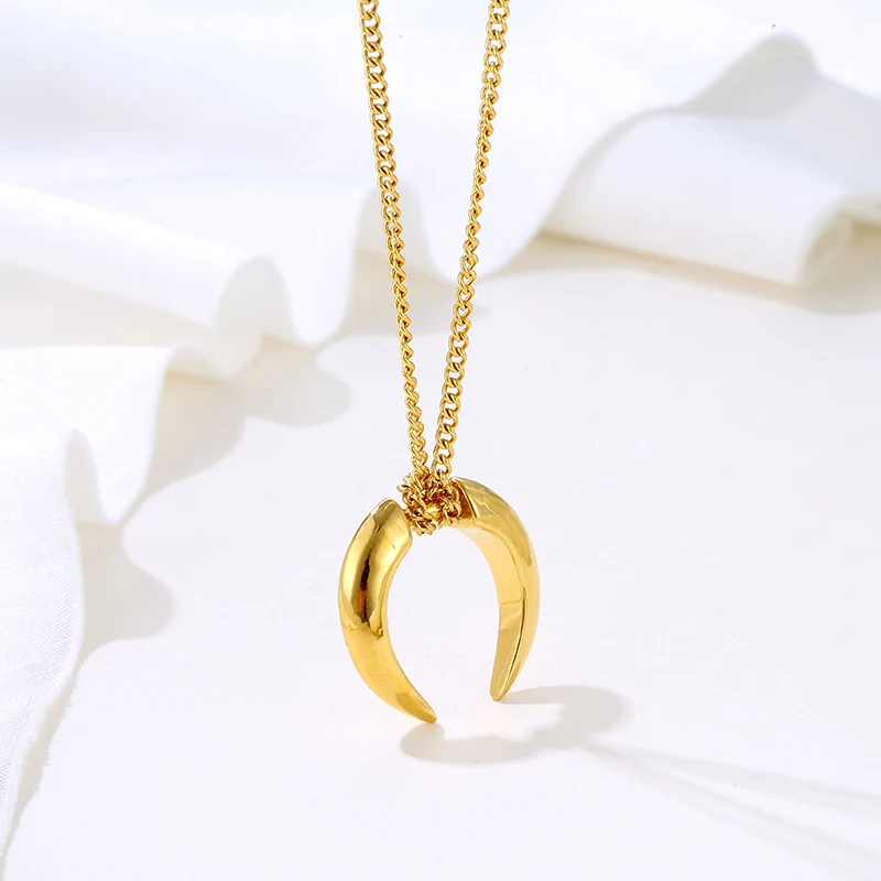 

Wholesale Custom Tarnish Free 18k Gold Plated Stainless Steel Dainty Jewelry Moon Horn Shaped Pendant Necklace