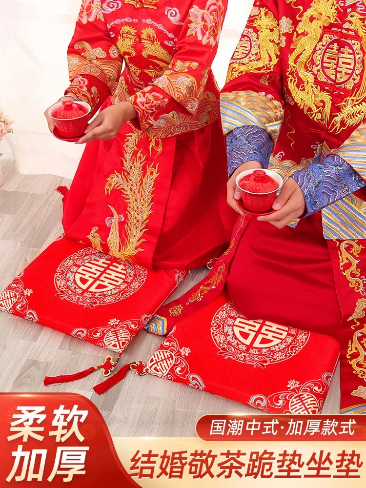 Married kneeling  one pair of hi offer tea kowtow blessing sit bride wedding changed to offer tea pad  worship blessing