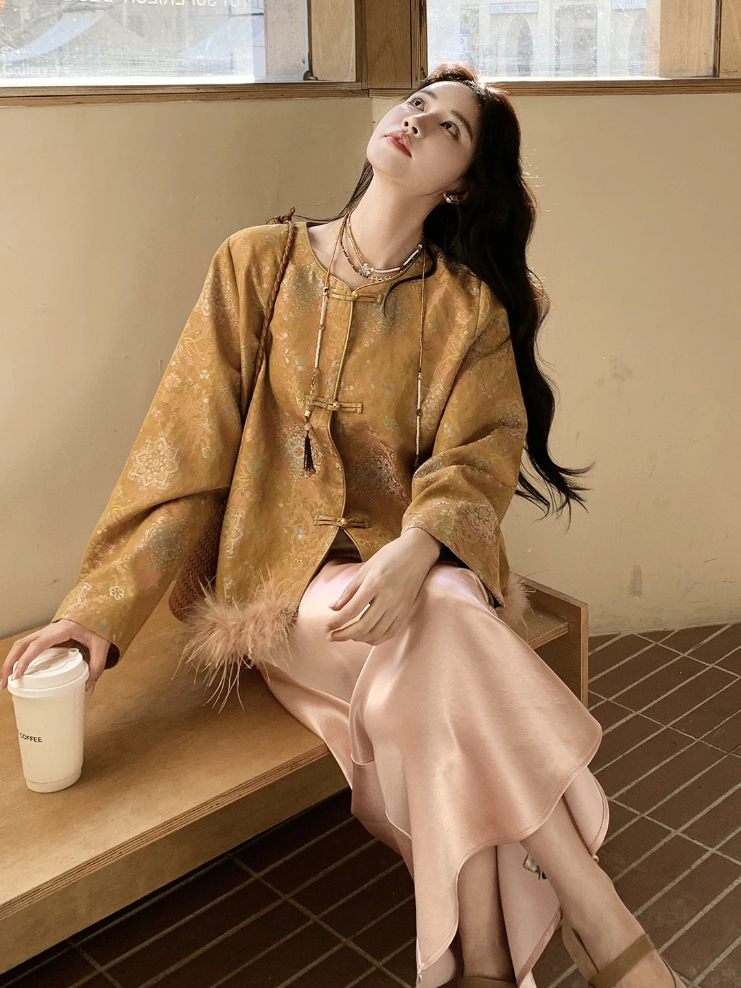 

Элегантный новый комплект в китайском стиле: атласная юбка и жакет для женщин, весна-осень, с завышенной талией, с цветочным узором, модный комплект из двух предметов.