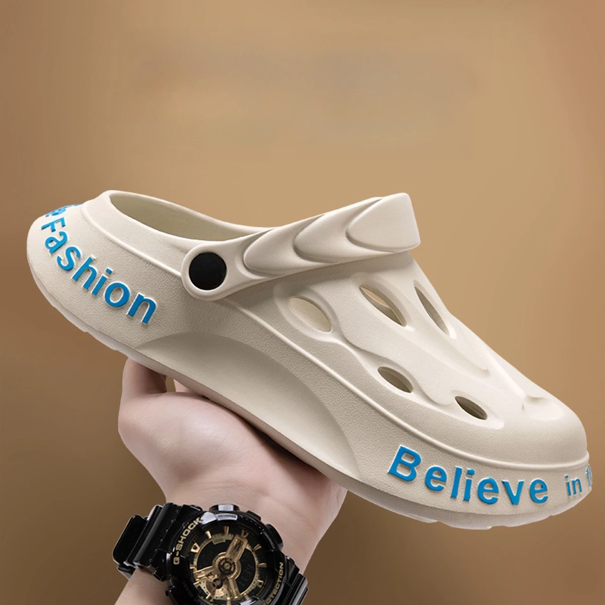 

2025 Summer Men's Thick Sole Perforated Clogs Letter Print Cloud Comfort Slip-Resistant Closed-Toe Beach Sandals