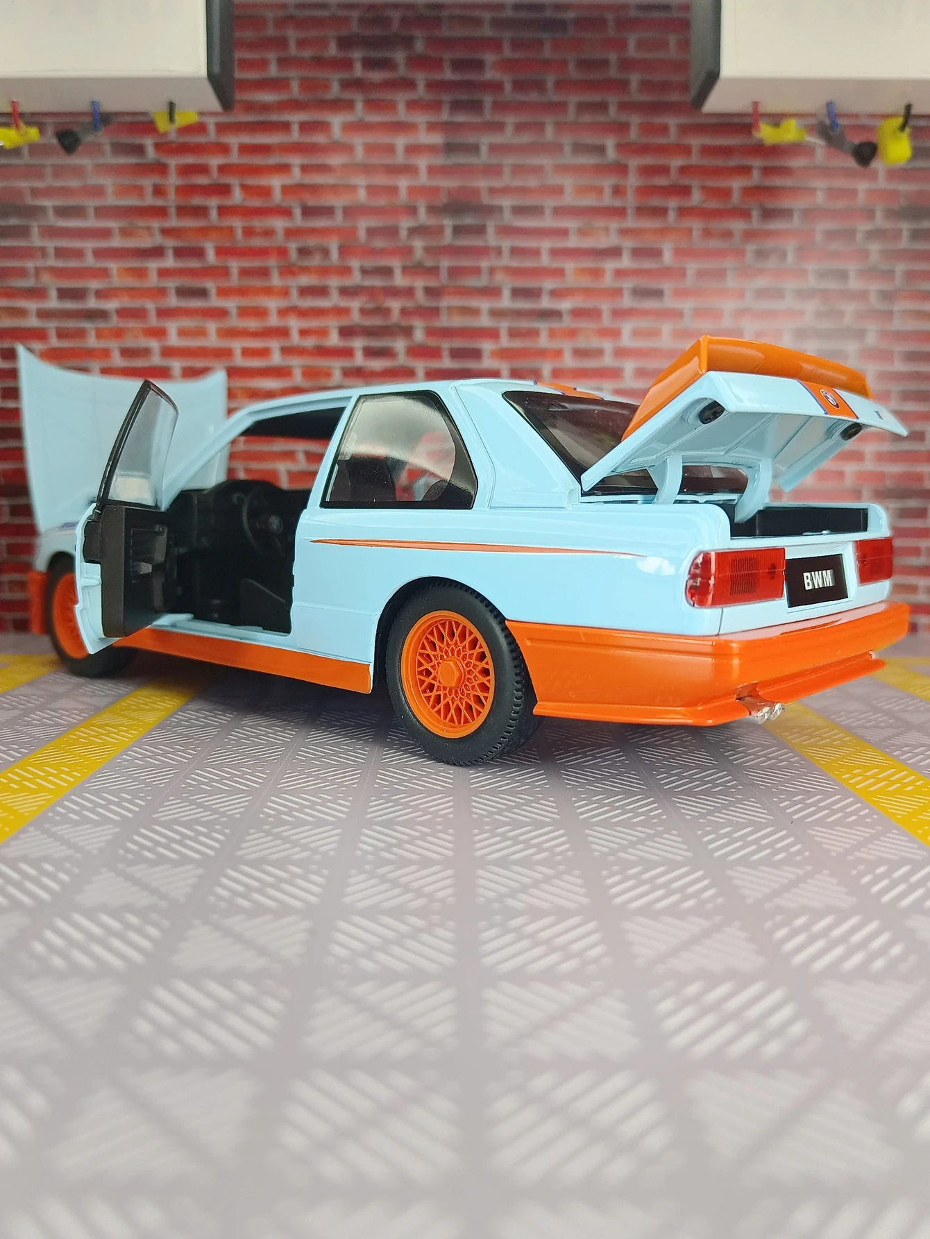 1:24 BMW M3E30 1988 DTM Super Car Legierungsmodell Sound und Licht Pull-Back Kinderspielzeugauto Geschenk feine Verarbeitung gute Qualität