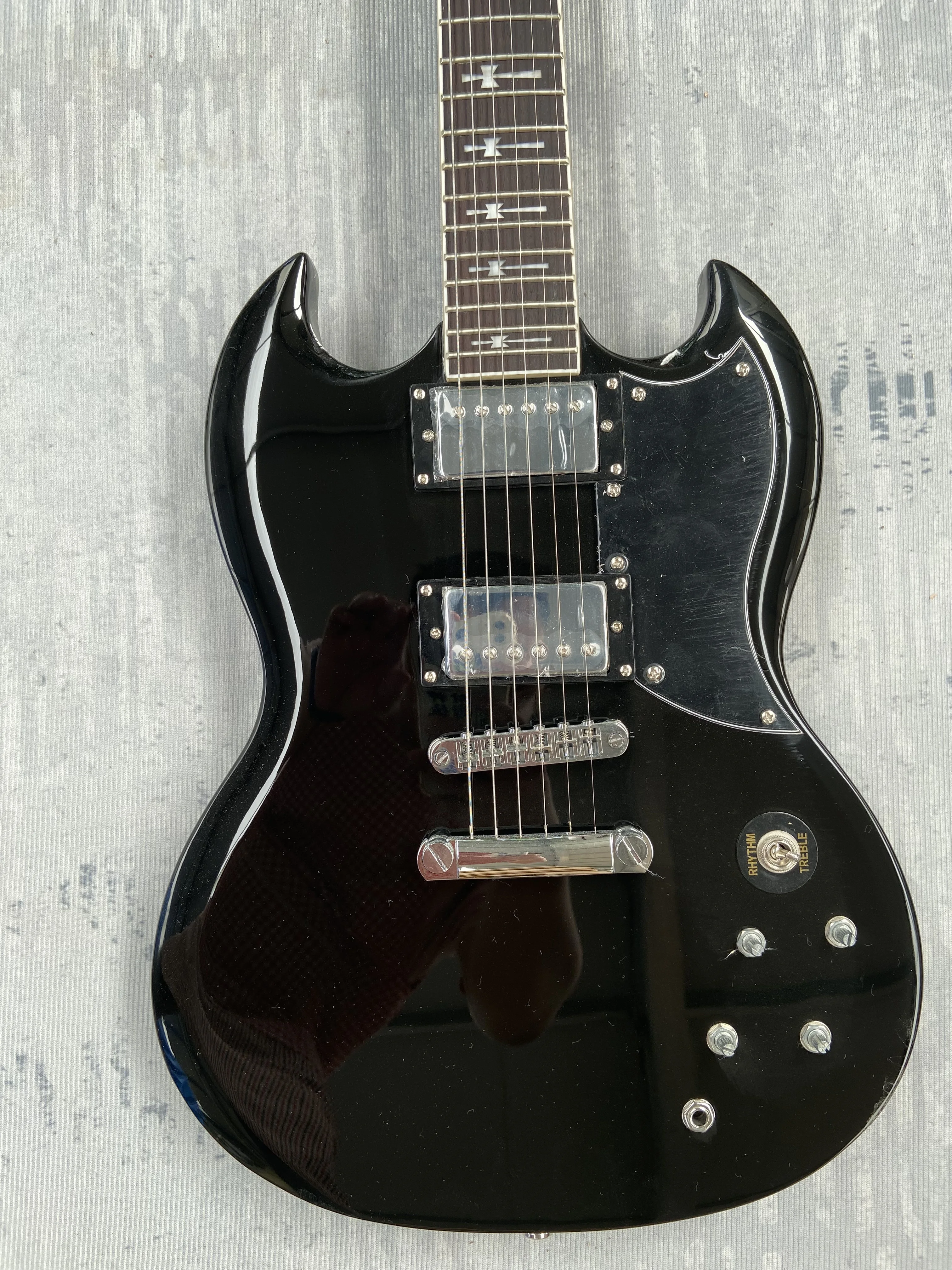 Electric guitar made in China .Black. Lightning set have logo! High quality mahogany body. In stock,  G18