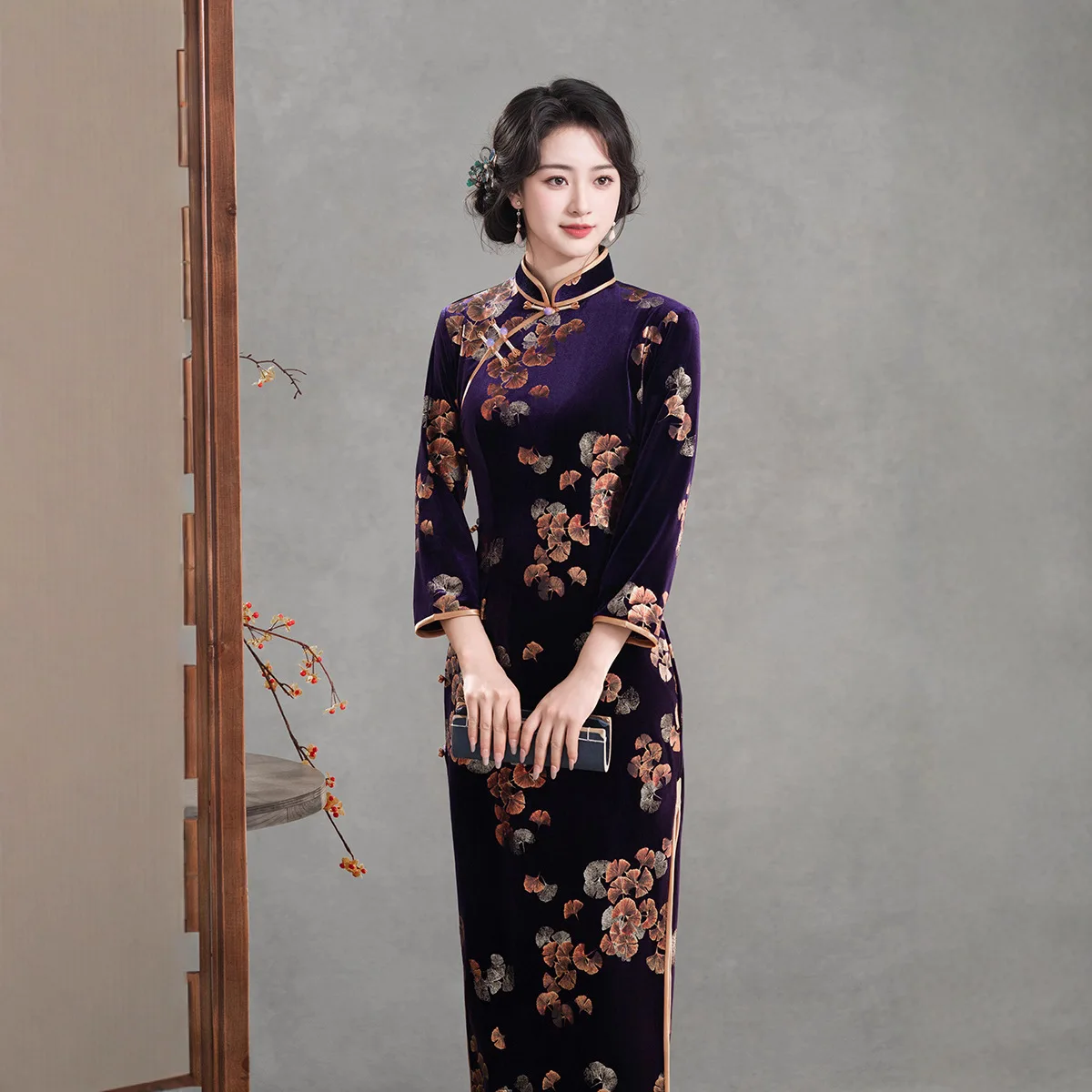 مطبوعة المخملية النمط الصيني بأكمام طويلة شيونغسام 2025 جديد الشابات ريترو سليم صالح الخريف والشتاء فستان تشيباو