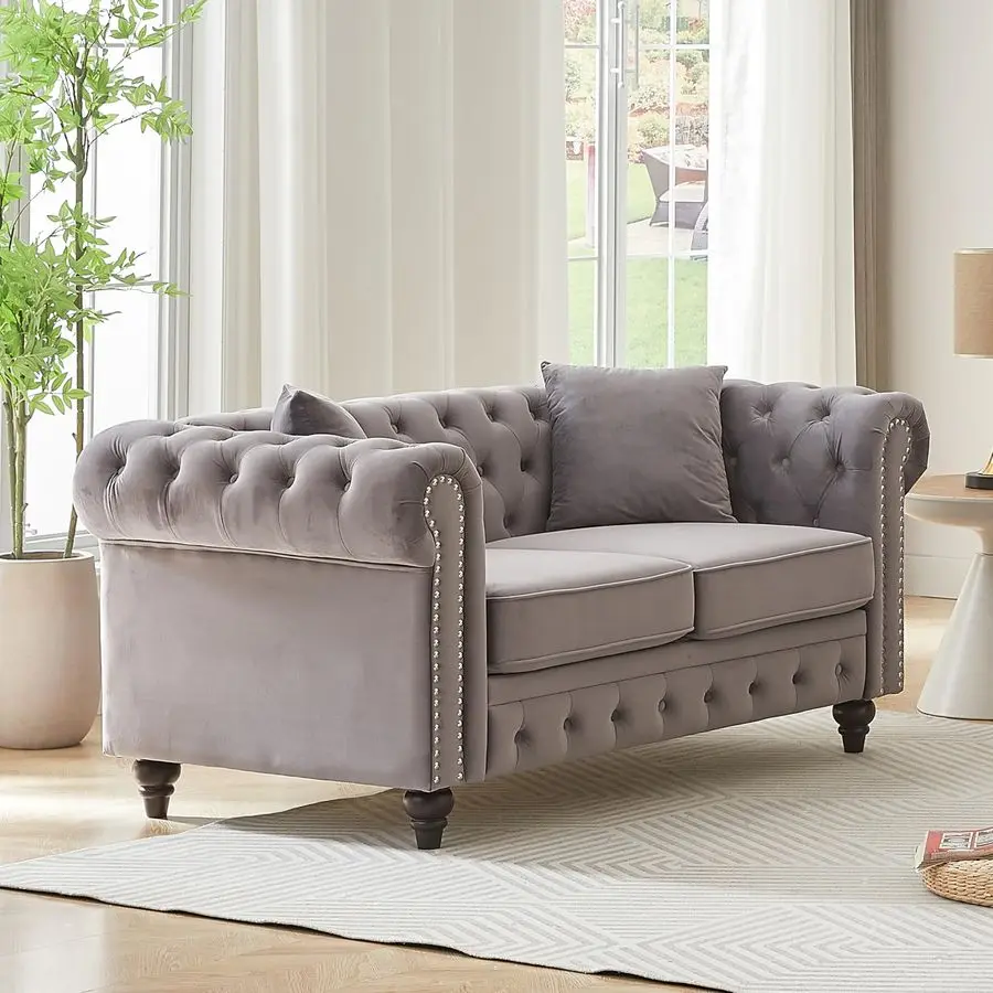 

63,5 Современный диван Честерфилд, бархатный тафтинговый диван на пуговицах с отделкой в виде головки гвоздя, деревянные ножки, 2 подушки, подушки из пенопласта, серый