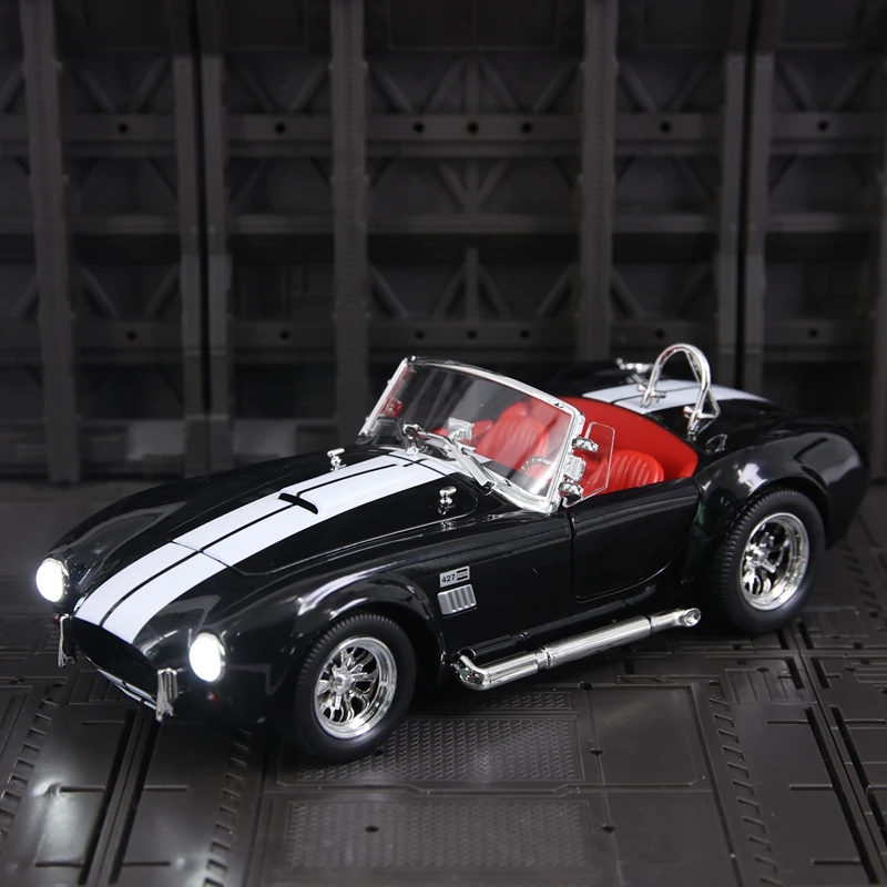 

1:24 Shelby Cobra AC Cobra 1960, трансформируемая винтажная модель автомобиля из сплава, автомобильная мощность назад, звук и свет, игрушечный автомобиль