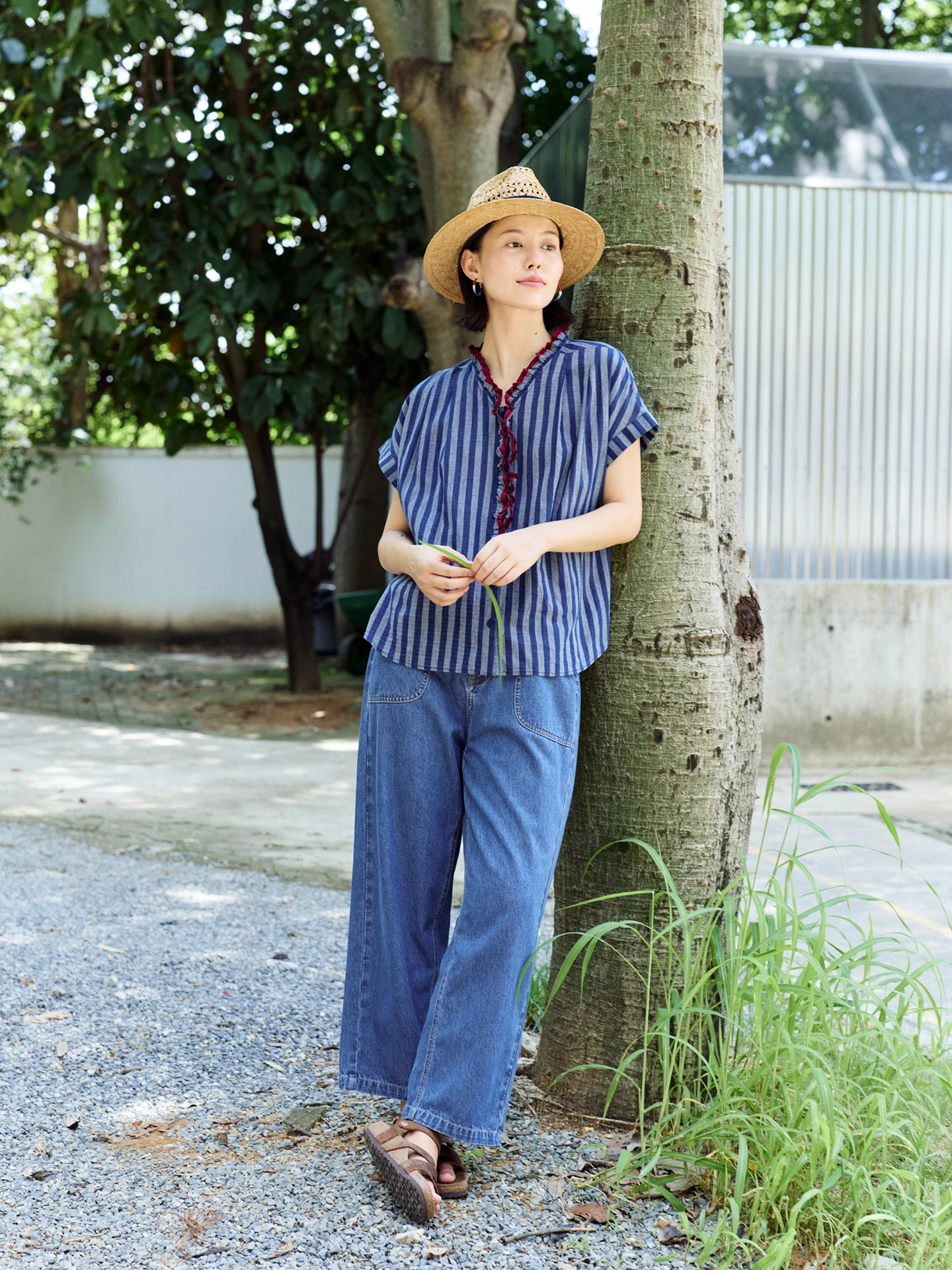 

Женская летняя футболка из тканого хлопка хади с синими полосами, красная, с V-образным вырезом, коротким рукавом, синим окрашиванием и эффектом вышивки, удобная и дышащая