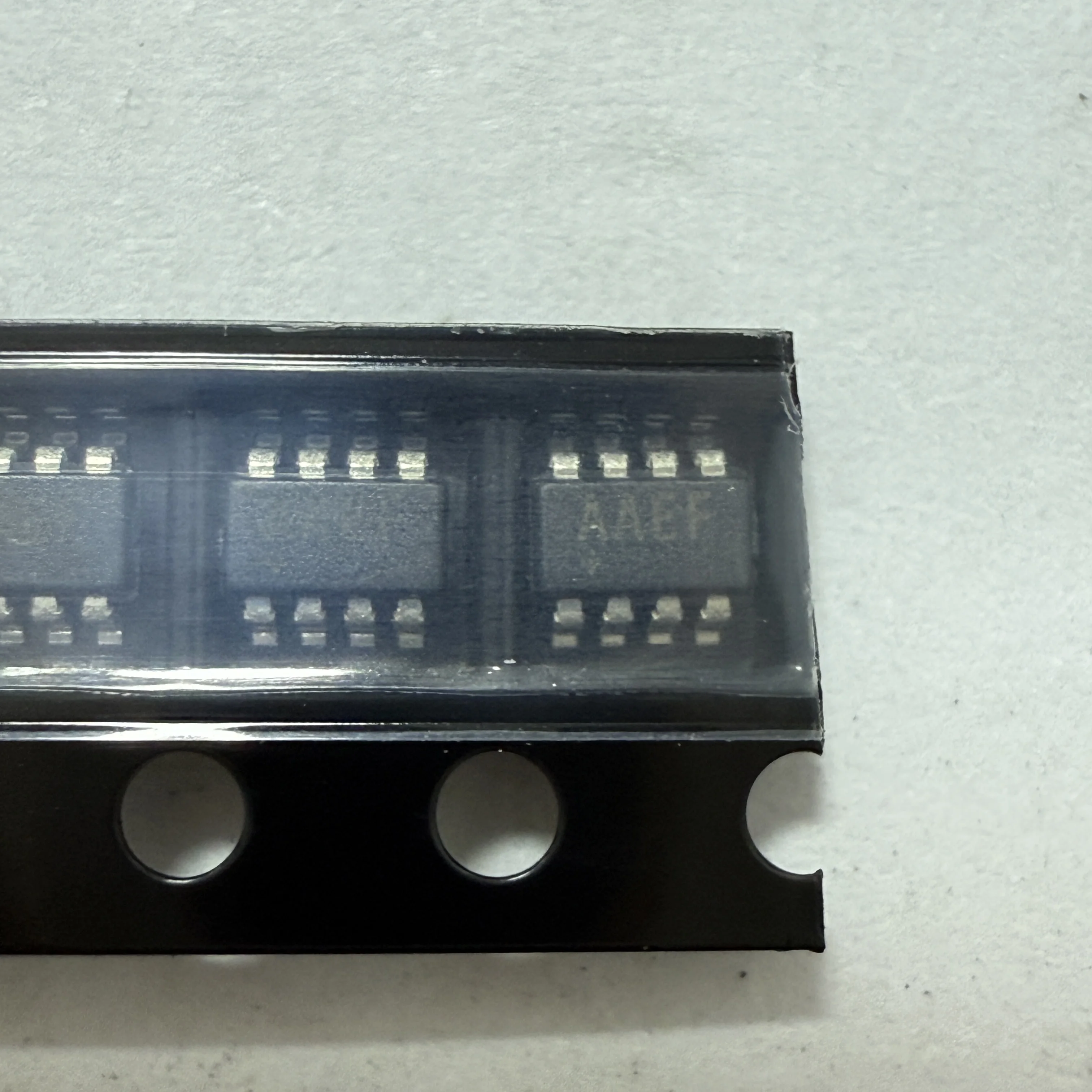 

5PCS/LOT MAX9032AKA+T (Comparators)