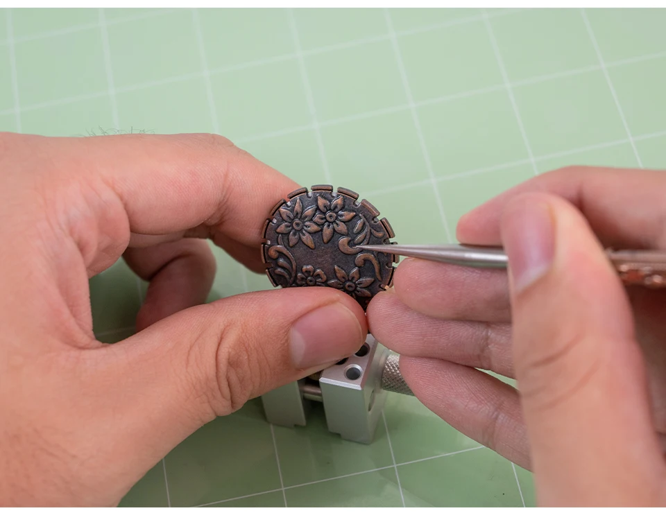 Multifunktionaler 2-in-1 Mini-Tischschraubstock, kompaktes, verstellbares Präzisionswerkzeug für Modellbau, Hobby- und DIY-Bastelprojekte – Detail 6