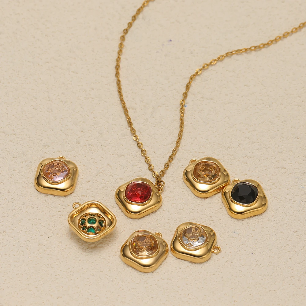 4 Stück vergoldete, abgerundete, quadratische Anhänger aus Edelstahl mit Zirkonia für die Herstellung von Schmuck, Halsketten, Armbändern und Ohrringen. – Detail 3