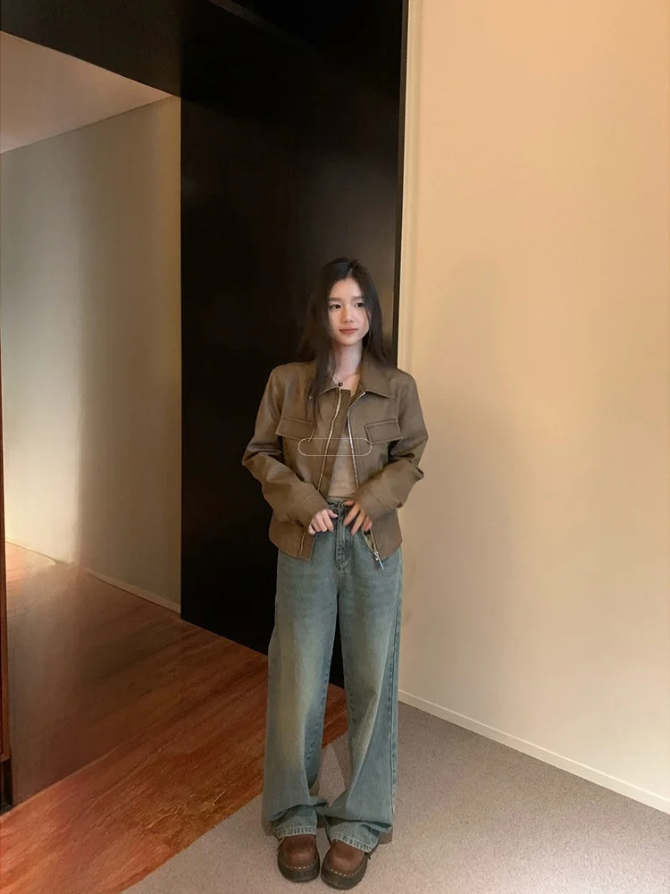 جاكيت جلد بني من YOKLASS، تصميم جديد 2025، طراز هونغ كونغ ريترو، مقاس صغير، مناسب للتنقل، قصة فضفاضة، أكمام طويلة