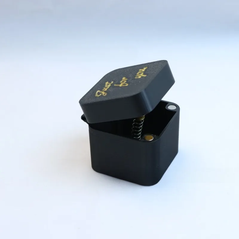 Funny Prank Gift Box Jumping Middle Finger Trick Toy Scare Surprise Gag Novelty Item for Party Festival Halloween Decoration