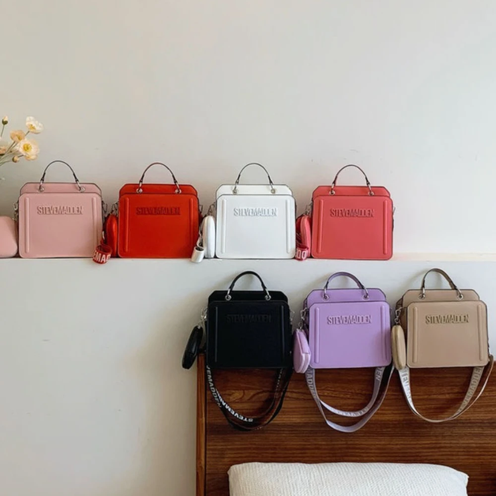 borsa-a-tracolla-da-donna-sm-hard-shell-square-box-con-lettere-in-rilievo-mini-pochette-e-tracolla-larga-stampata