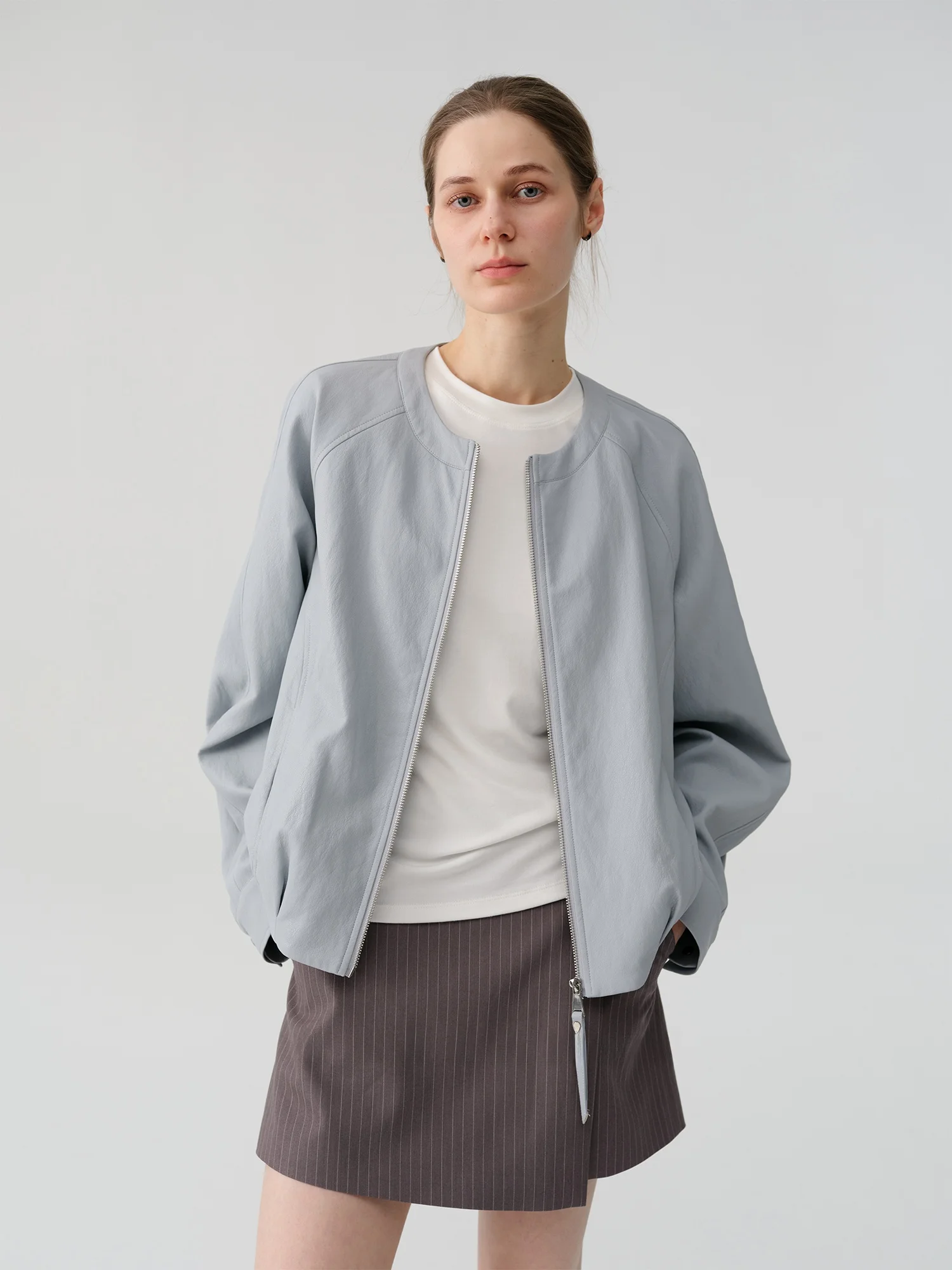 

Женская кожаная куртка Camon Spring 2026 с металлическим декором, круглым вырезом, длинными рукавами и вставками, укороченная, повседневная