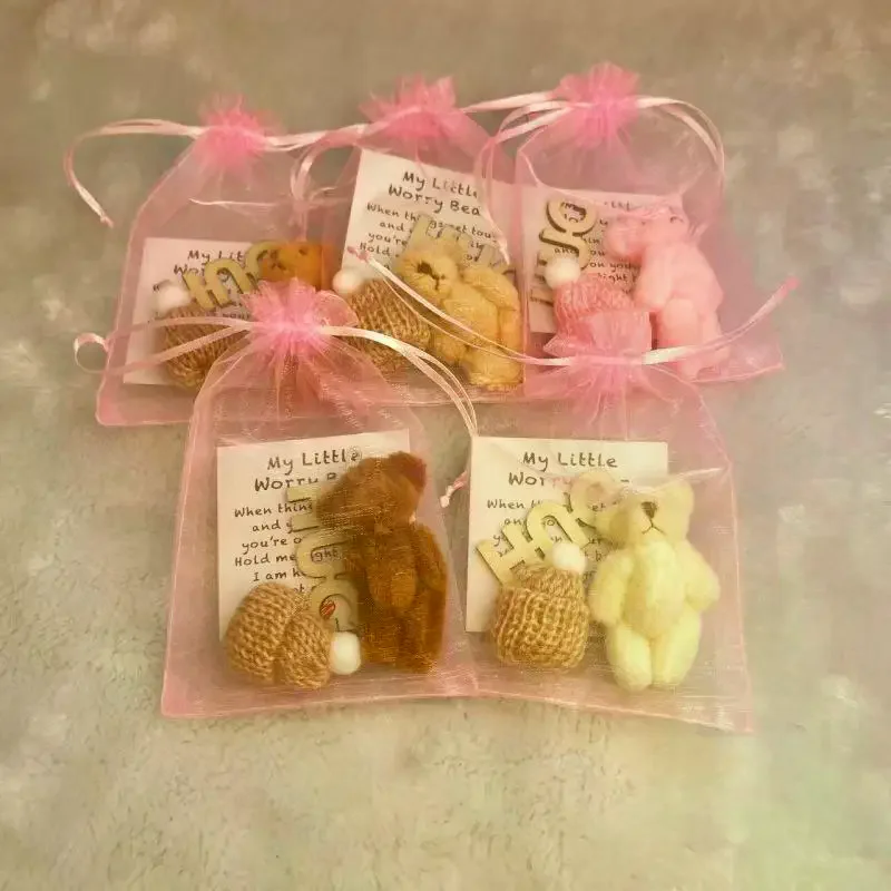 ニット帽とメッシュバッグ付きのミニぬいぐるみ、ピンクのリボン付きで完璧なクリスマスプレゼント