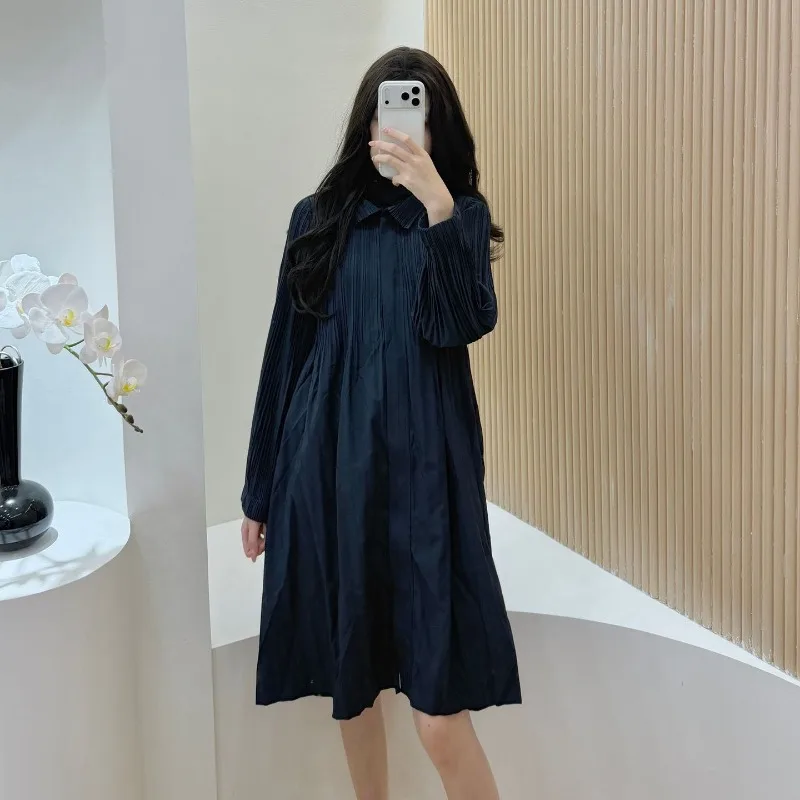 مياكي فستان مطوي 2025 خريف جديد عالي الجودة تحسس متوسط الطول سترة الرياح الفرنسية الرجعية موضة خندق معطف مسمار زر فستان