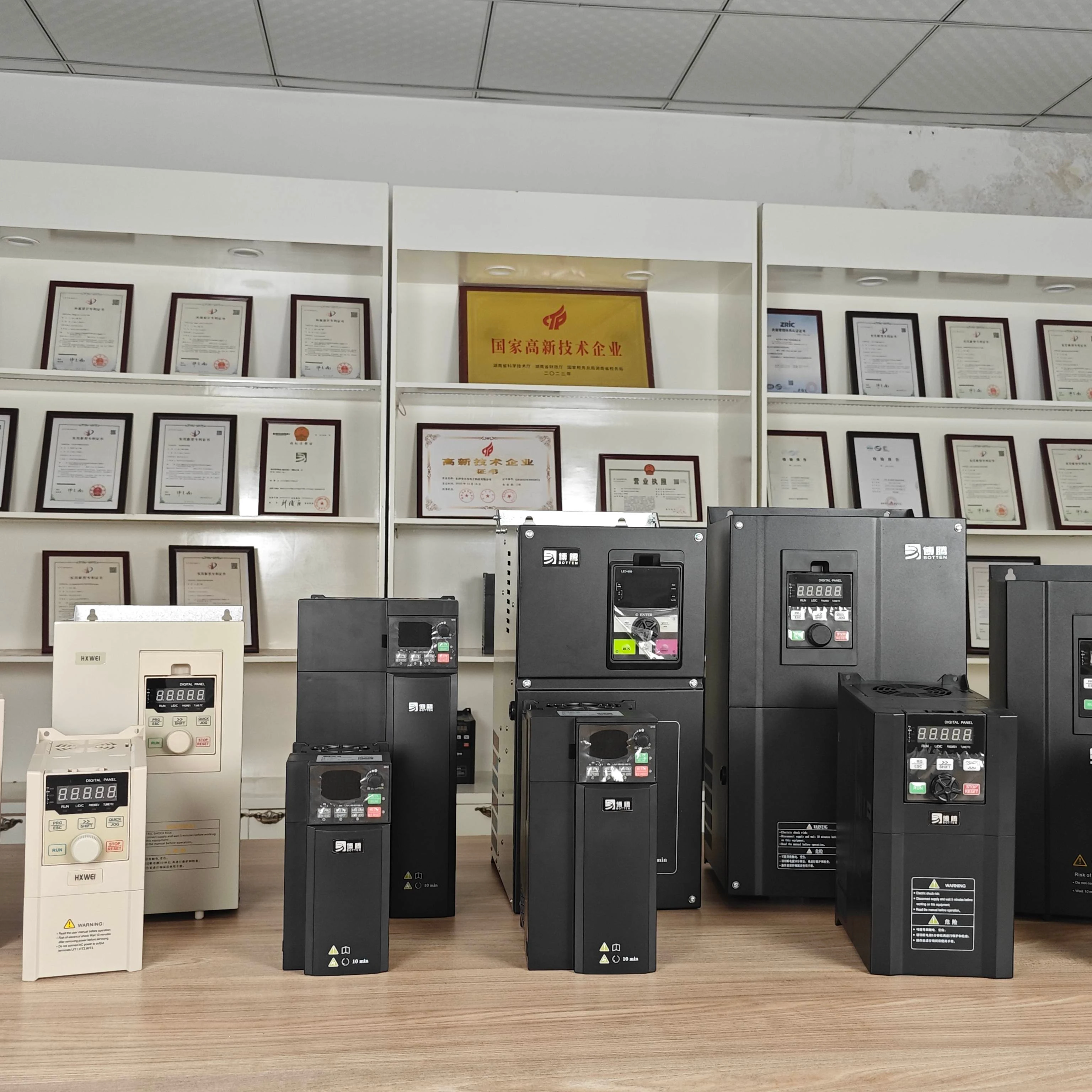 Dispositivo di controllo della frequenza del regolatore di velocità del motore VFD trifase da 22 kW con design di dissipazione del calore Compressore di tensione nominale 380 V