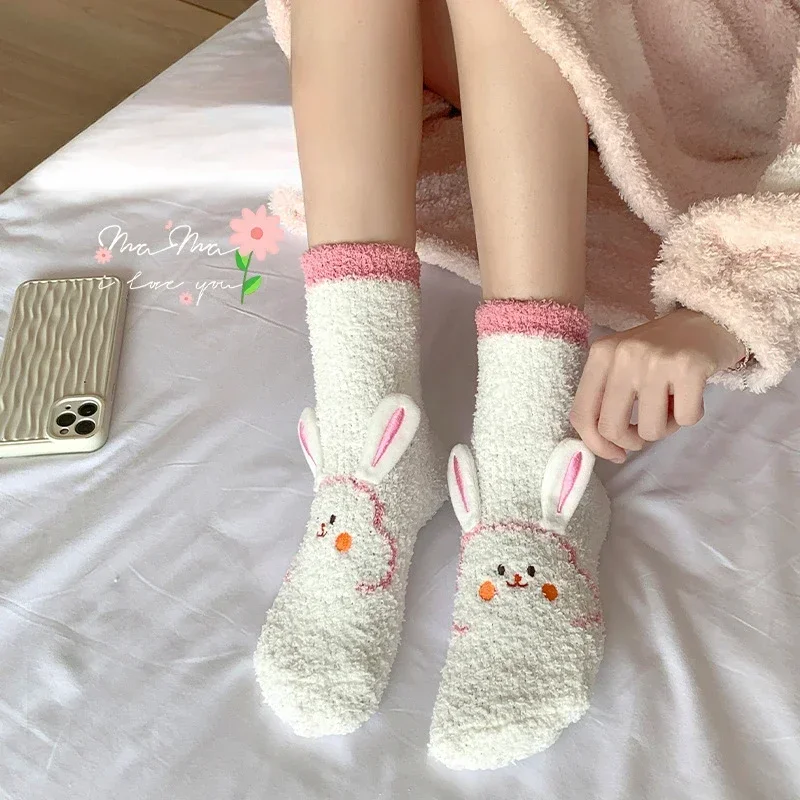 Herbst und Winter Bodensocken Samtverdickung Warmer Korallensamt Tiergrafik Hasenohren 3D-Socken Heimschuhe Rutschfest