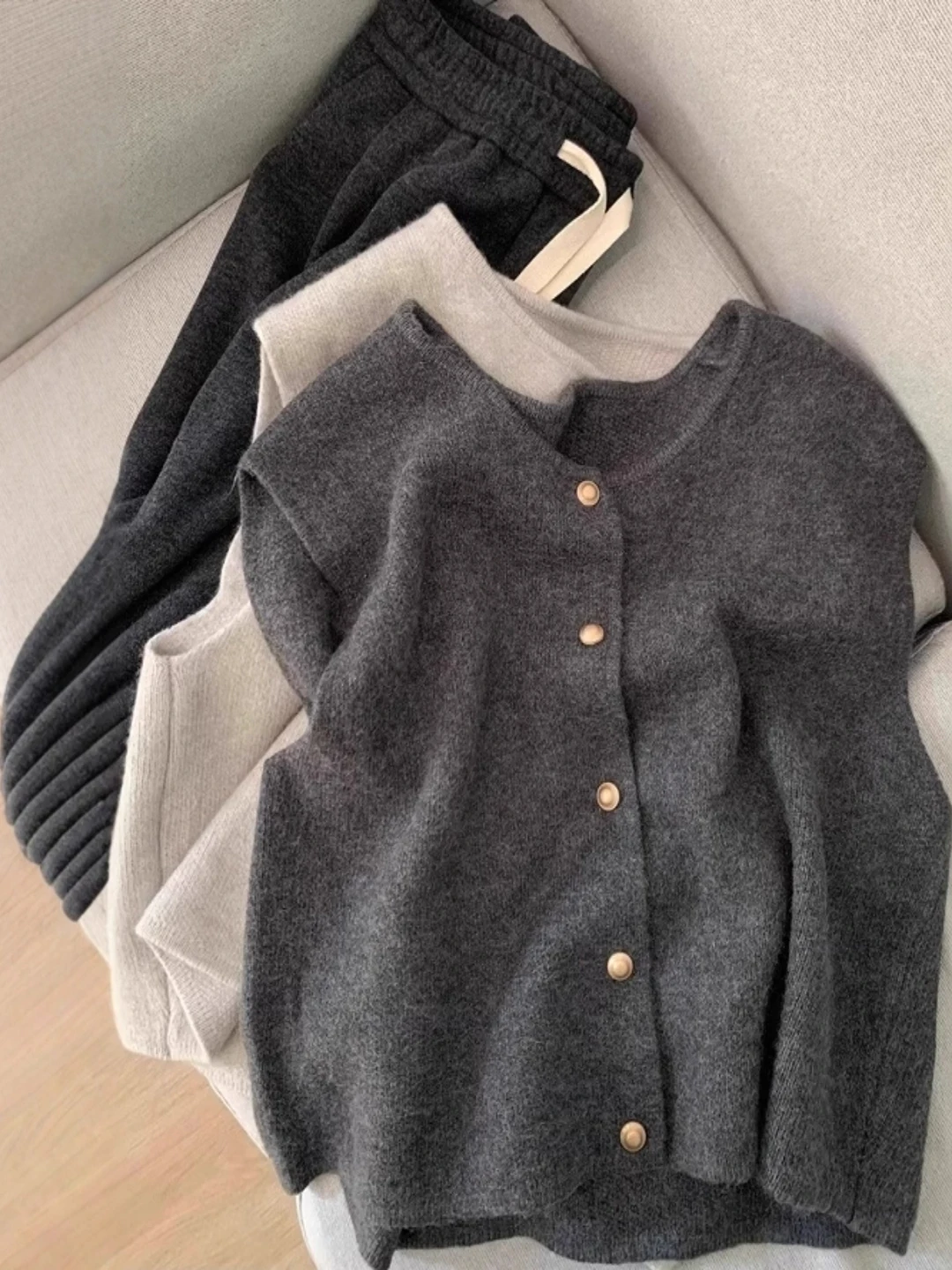 

Unique Single-Row Gold Buckle Knitted Sweater Vest Women's Autumn Outerwear No-Sleeve Shoulder Pad Top Fashionable Versatile