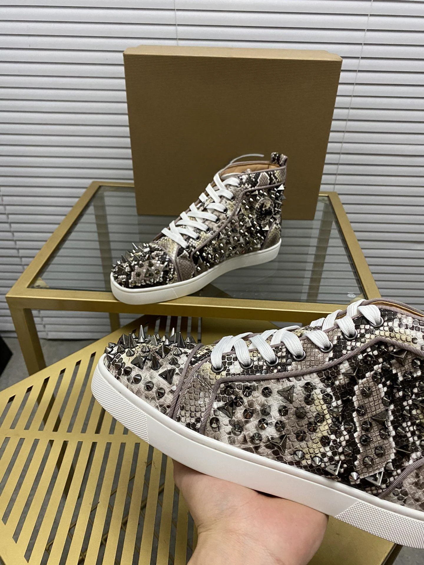 

New Cl Rhinestone High Top Shoes Couple Causal Shoes High Top Shoes Women's Fashion Design Riveted Red Sole Casual Shoes