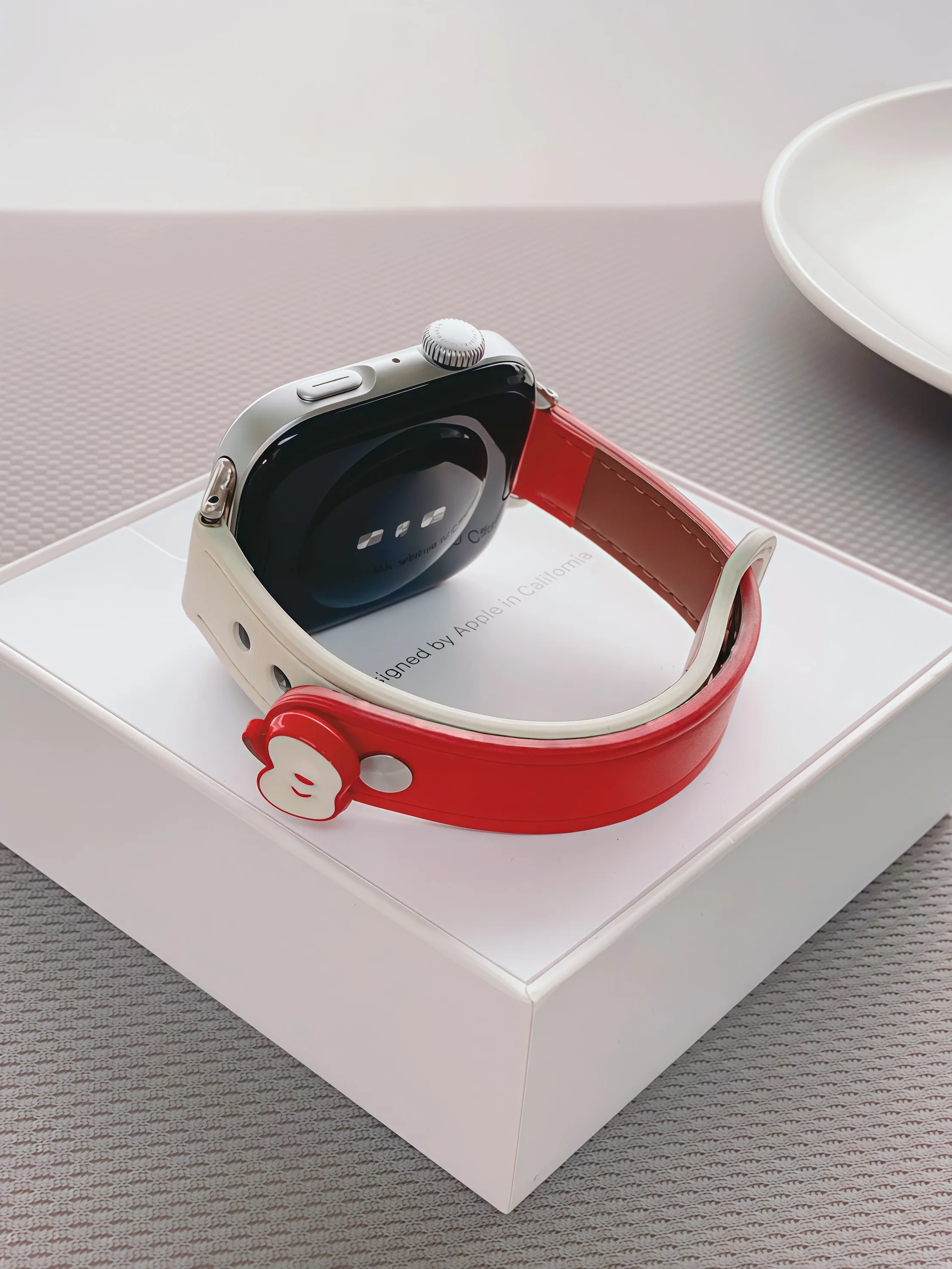 

Кожаный ремешок Red Apple Double Nail Buckle для Apple Watch, совместимый с моделями 38 мм, 40 мм, 41 мм, 42 мм, 44 мм, 45 мм, 49 мм, модный ремешок