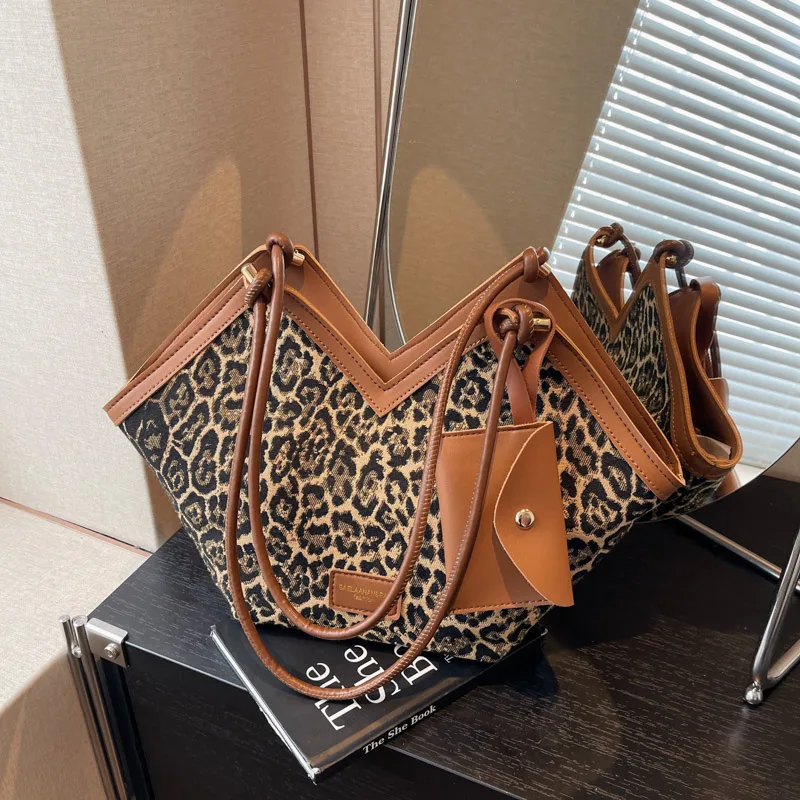 

Vintage large capacity leopard print bag for women, single shoulder bag for commuting, university students' class tote bag