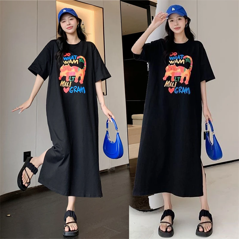 Sommer neue lose Seite geteilt faul T-Shirt Kleid über Knie mittellanges Kleid Cartoon Katze Brief druck lose schwarze Damen bekleidung