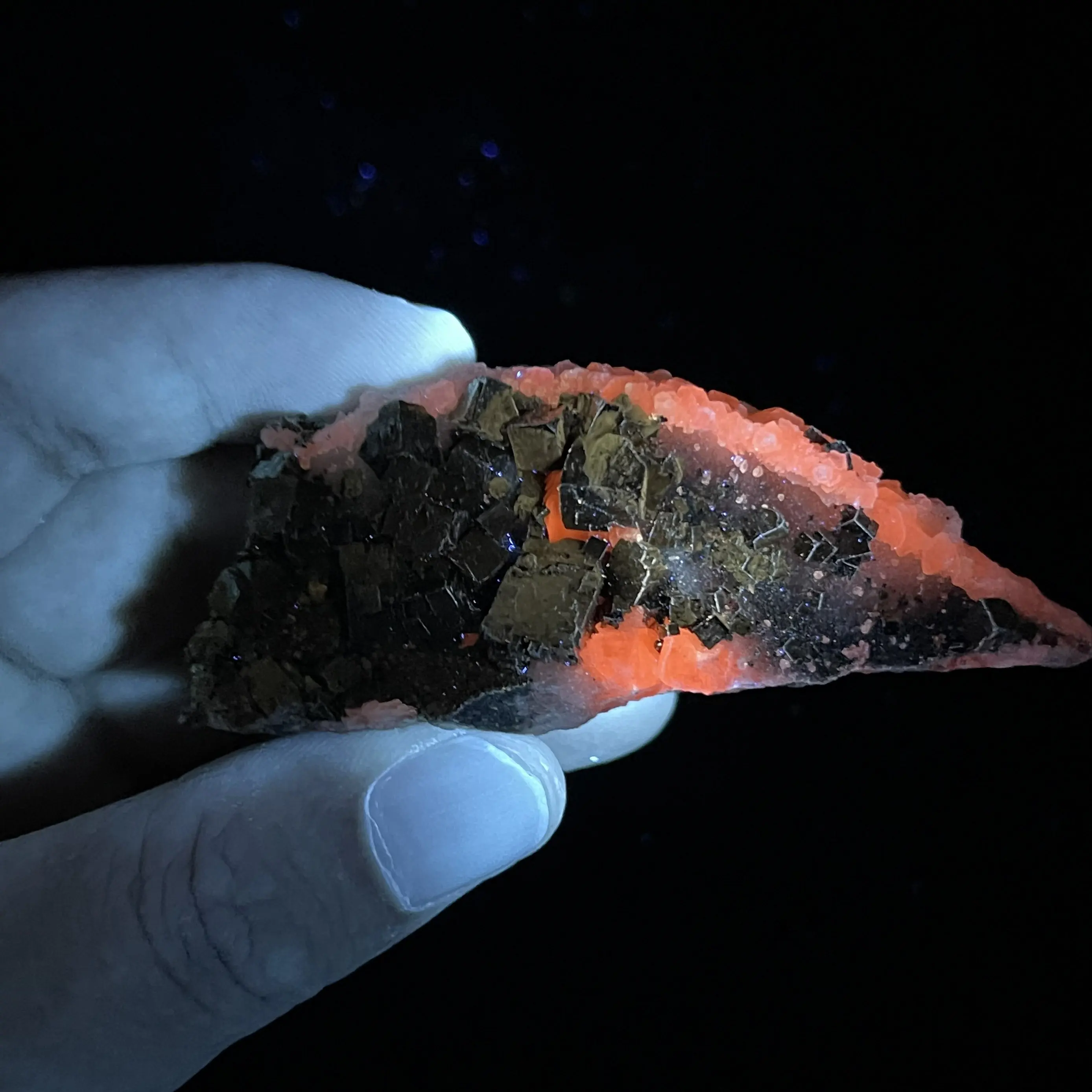 Natural chalcopyrite and calcite coexisting mineral specimens have fluorescent effect healing stone crystal quartz for home deco