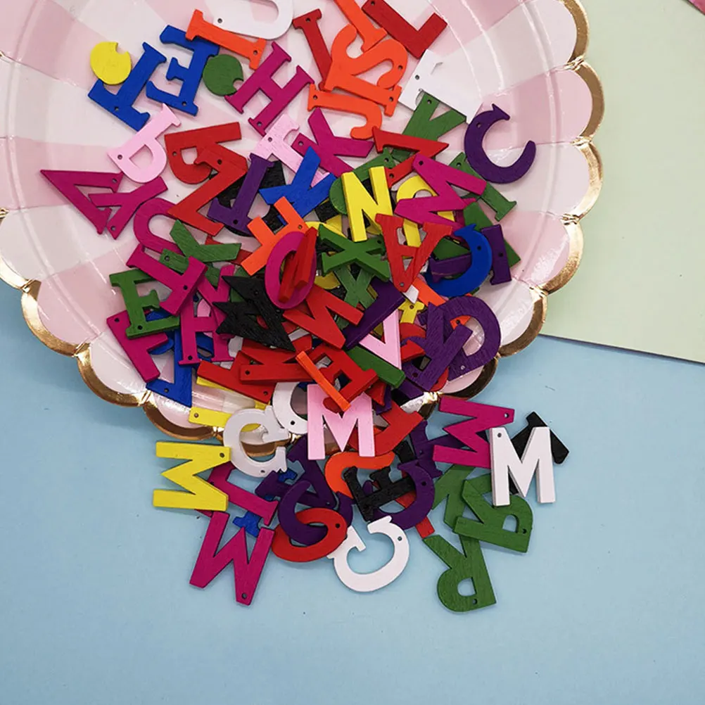 200 szt. Kolorowe drewniane wycinanki z literami, gładka powierzchnia, rękodzieło DIY, lekkie zabawki edukacyjne Montessori dla dzieci