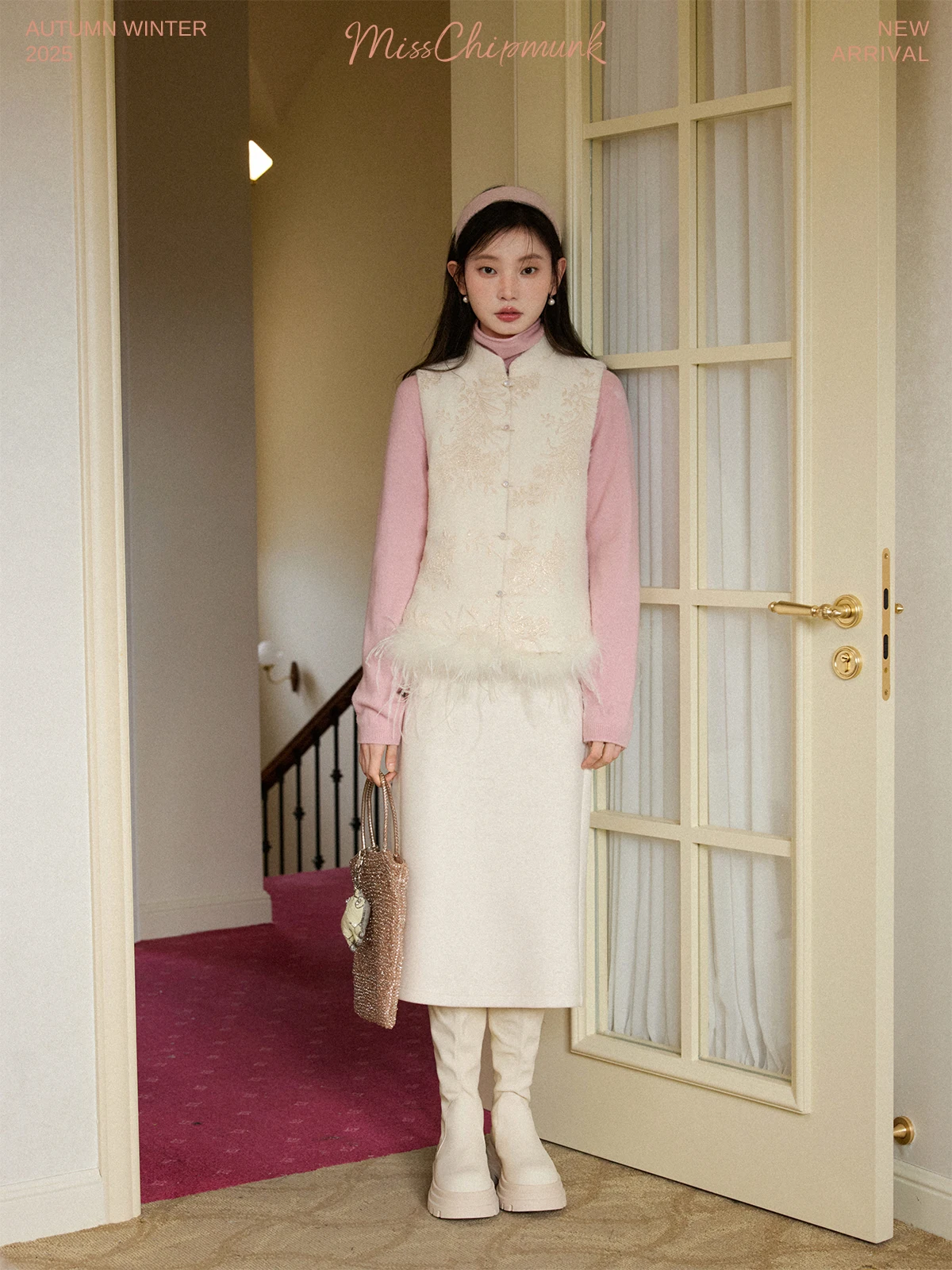 

Жилет из шерсти с золотой вышивкой и отстегивающимися перьями страуса, юбка от Huahu Li u Miss Floral Squirrel Ele Aut