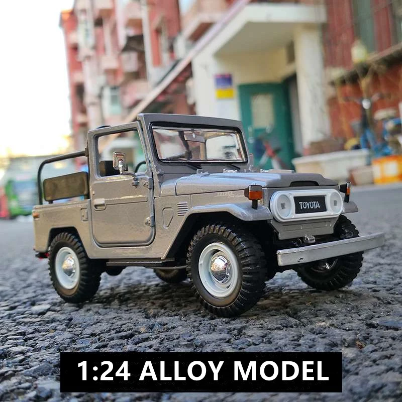 1:24 TOYOTA FJ40 Classic Car Alloy Car Model Diecasts Metal Toy Off-road Vehicles Car Model Simulation Collection Toy Gift