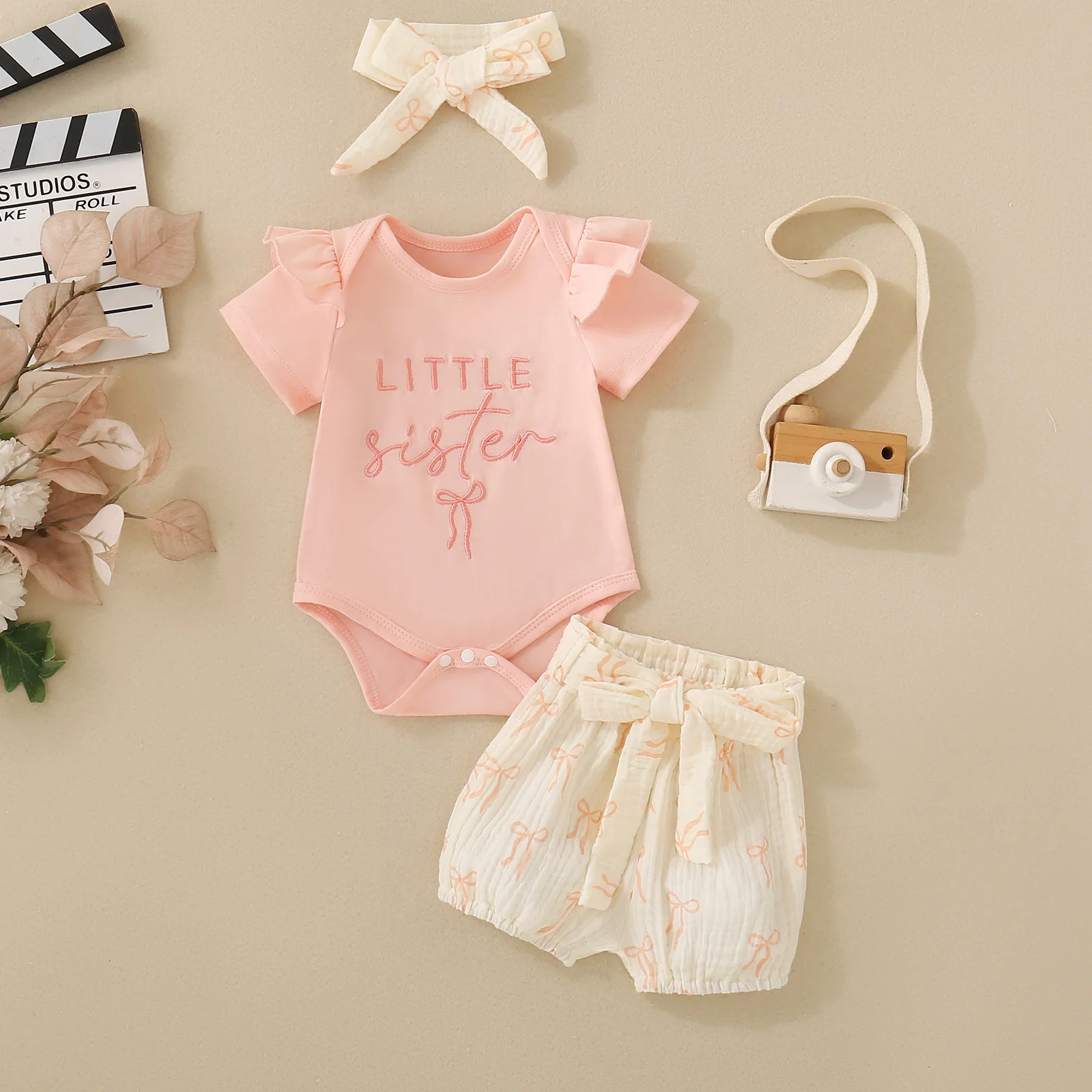 

Летний комплект для девочек: вышитый комбинезон с короткими рукавами, шорты с бантом и головной убор — милый и очаровательный набор из трех предметов.