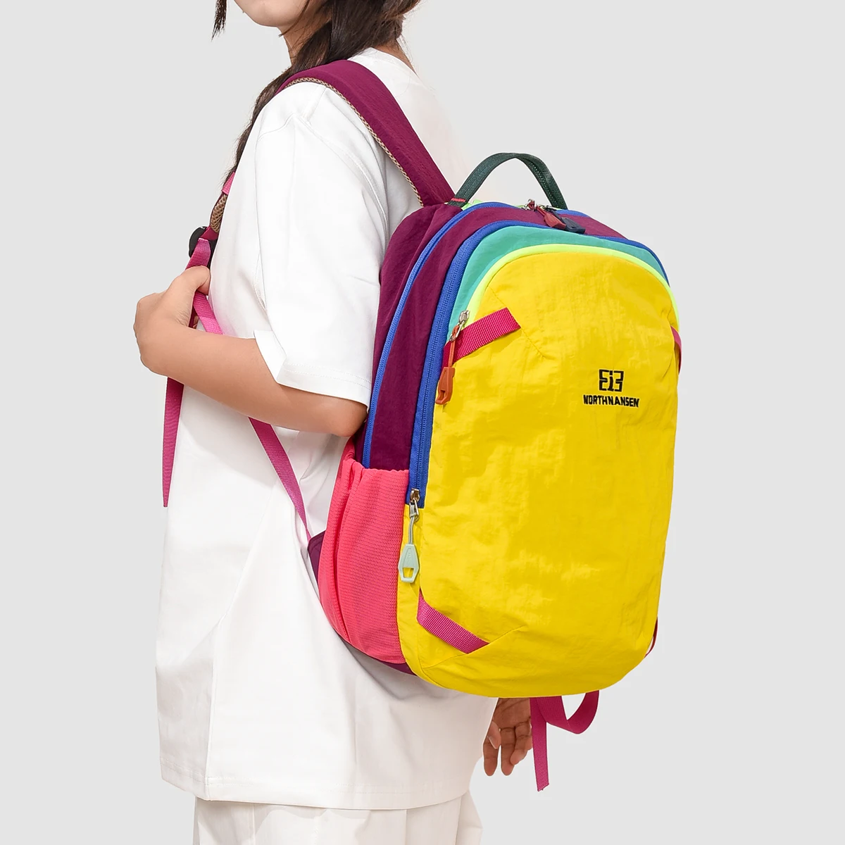Cross-border design backpack for women, fashionable and trendy college student bag, lightweight outdoor sports backpack with contrasting colors, suitable for hiking