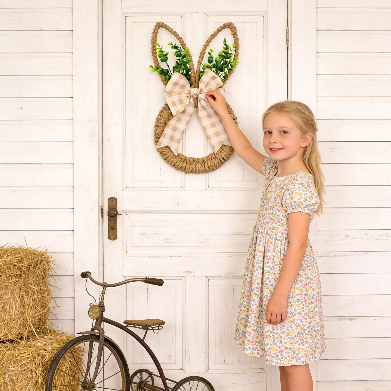 

Весенний пасхальный венок с бантом и зелеными украшениями для входной двери, стены или окна