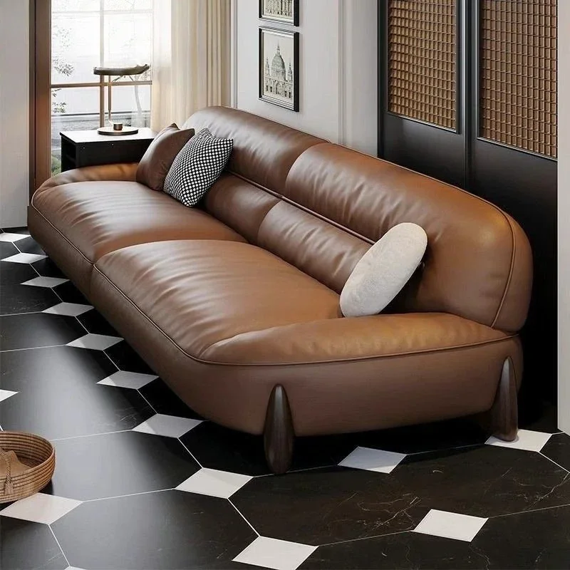 Divano minimalista italiano, divano in pelle di vacchetta di primo strato in stile retrò, piccolo soggiorno per tre persone in fila dritta