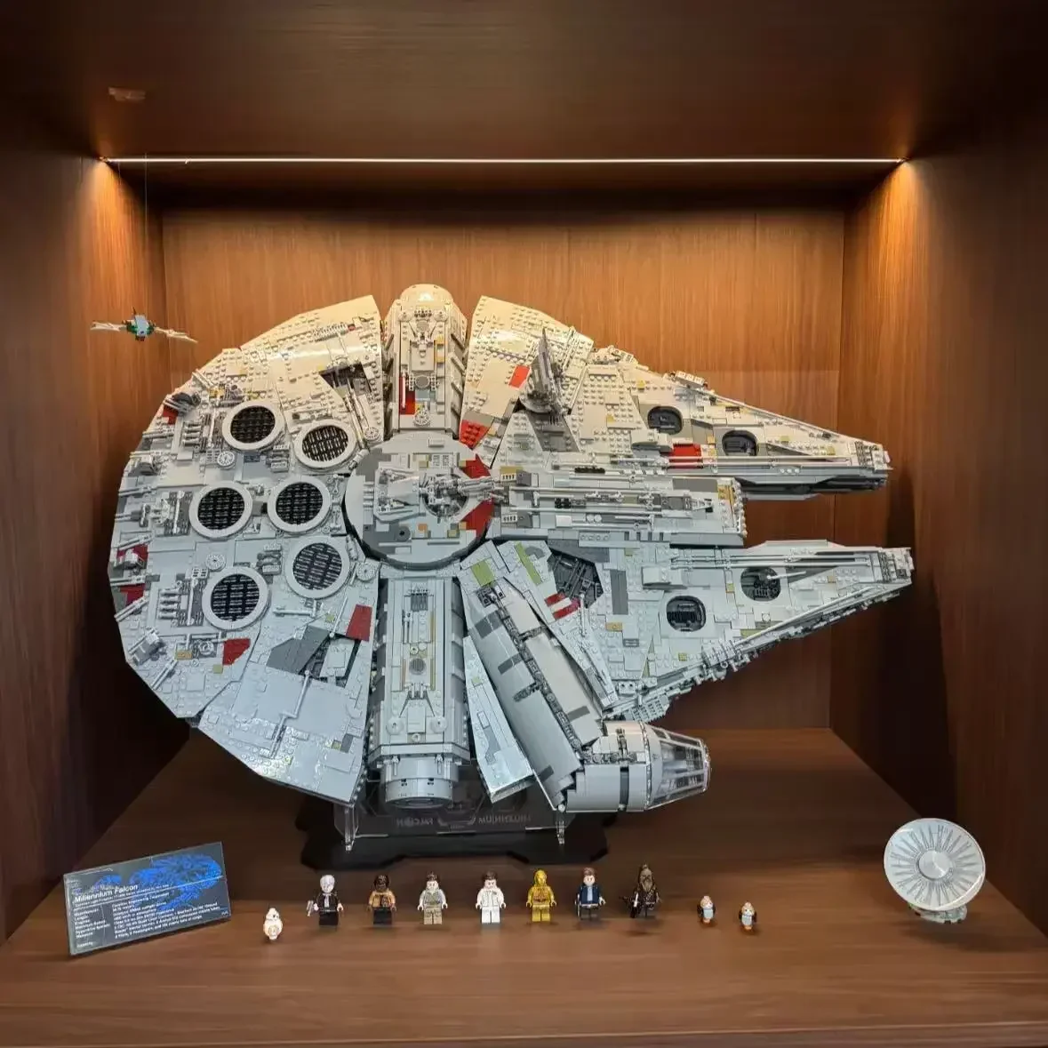 

Spaceship decoration collectible building block set, with a total of 7,541 pieces, suitable as a gift for boys and girls