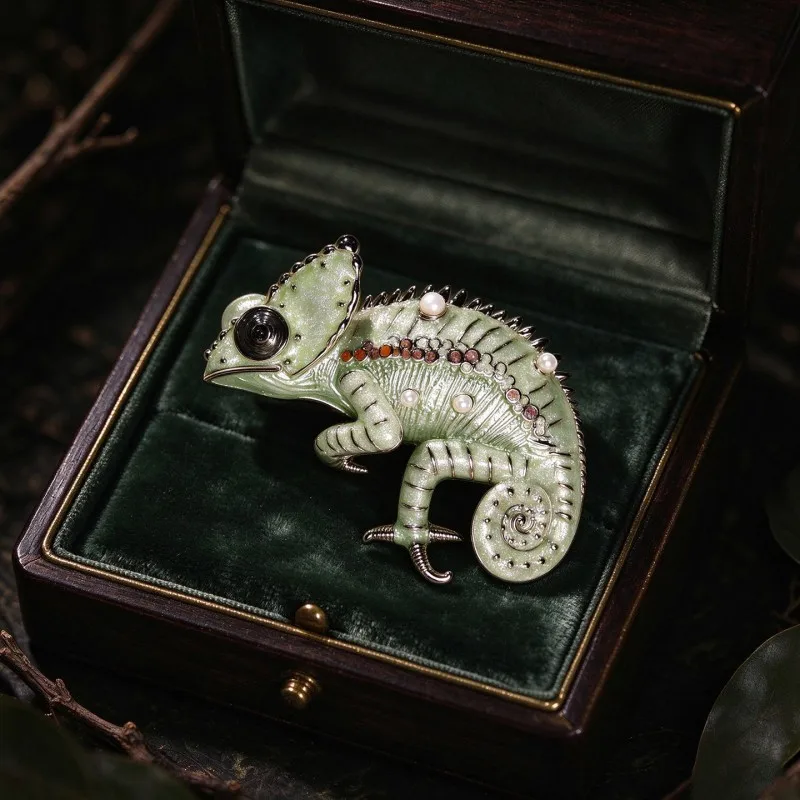 Chameleon Enamel Brooch Vintage Green Lizard Lapel Pin Funny Reptile Animal Badge Trendy Personality Clothing Accessory Gift