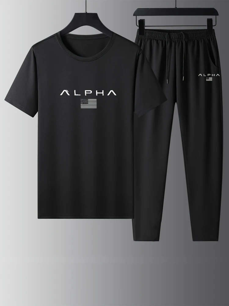 

Мужской комплект для фитнеса на открытом воздухе: свободная футболка с круглым вырезом и коротким рукавом, а также длинные брюки. Стильный летний мужской комплект для фитнеса из двух предметов.