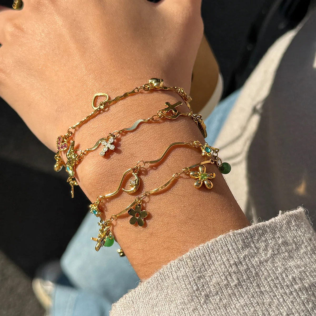 

18K gold stainless steel round white zircon cross chain bracelet, colorfast and versatile.