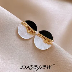 DREJEW Black and White Contrast Color Round Resin Stud Earrings for Women Simple Fashion Stud Earring Retro Jewelry Female