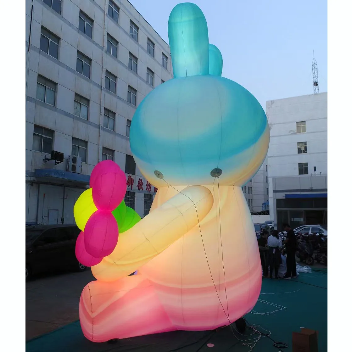 Conejo inflable gigante con flor, conejito de soplado de aire con luz LED blanca, accesorios de decoración para eventos para publicidad