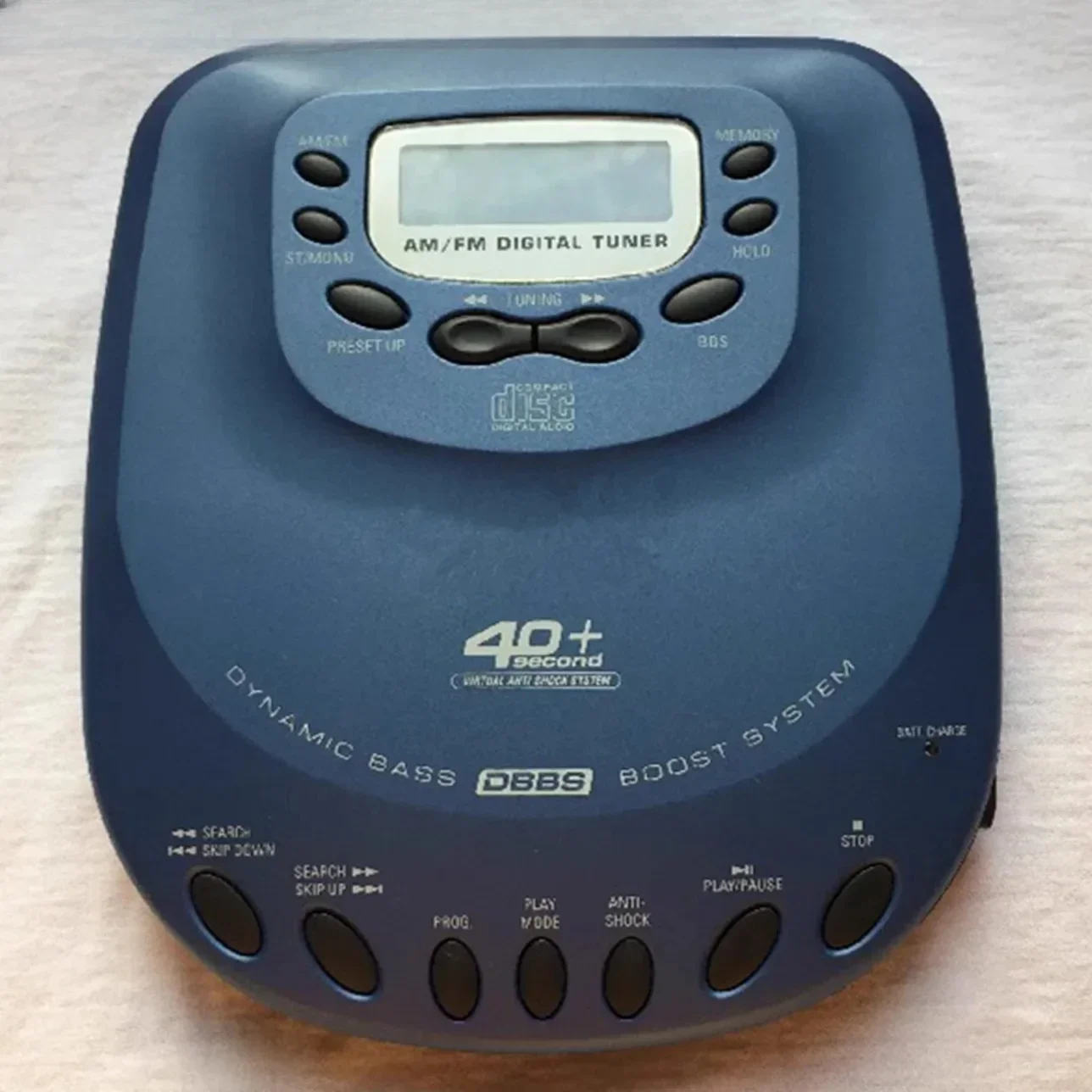 

Портативный CD-плеер Walkman: высококачественная музыка, ударопрочные диски, ЖК-дисплей, аудиоразъем 3.5 мм, воспроизведение CD-R/RW, AM/FM-радио