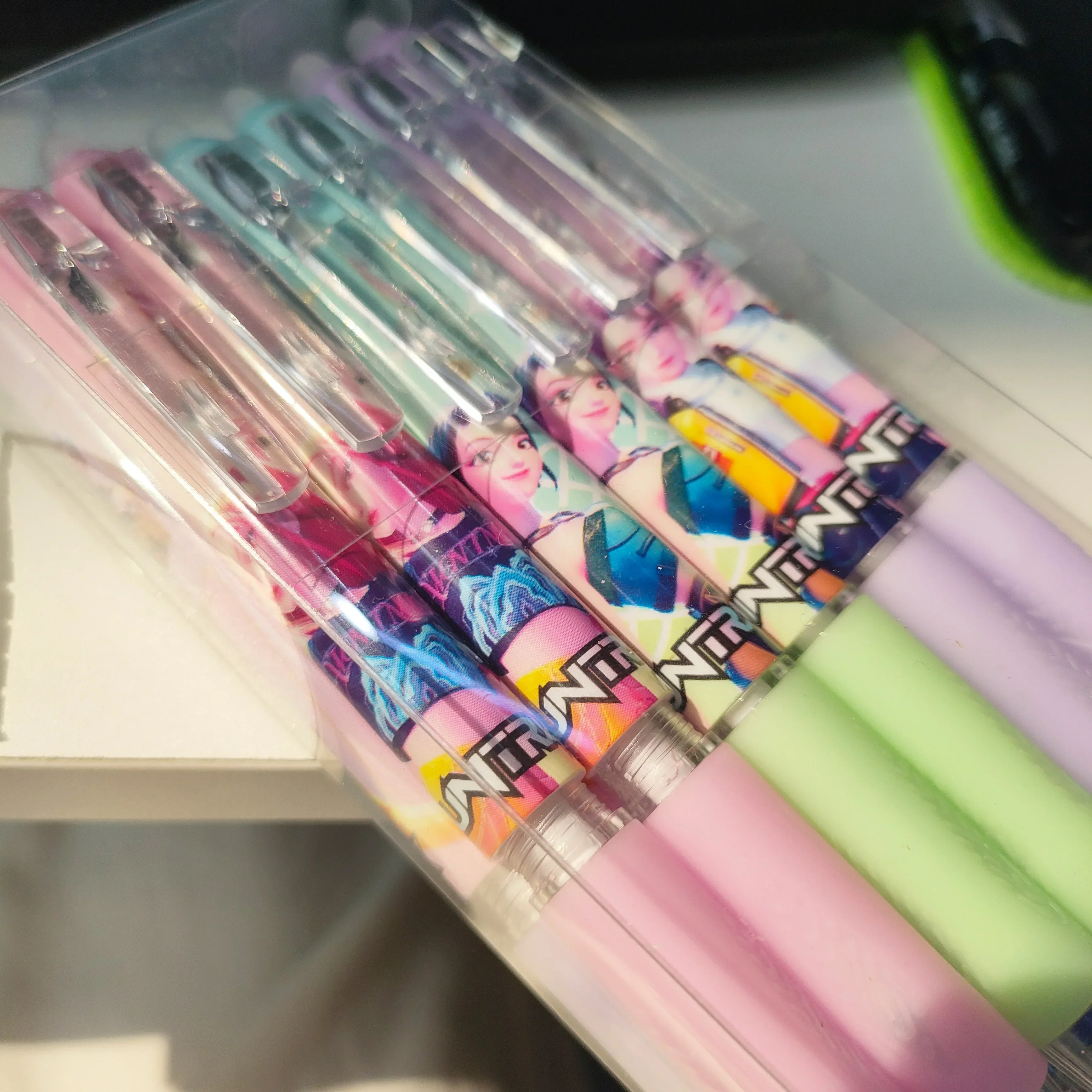 Anime Gilrs Lumi Mila Zoi Hunters Thema Löschbare Gelschreiber Druckmechanismus Einziehbar Schwarz Blau Schulbedarf Geschenke für Schüler Kinder – Detail 6